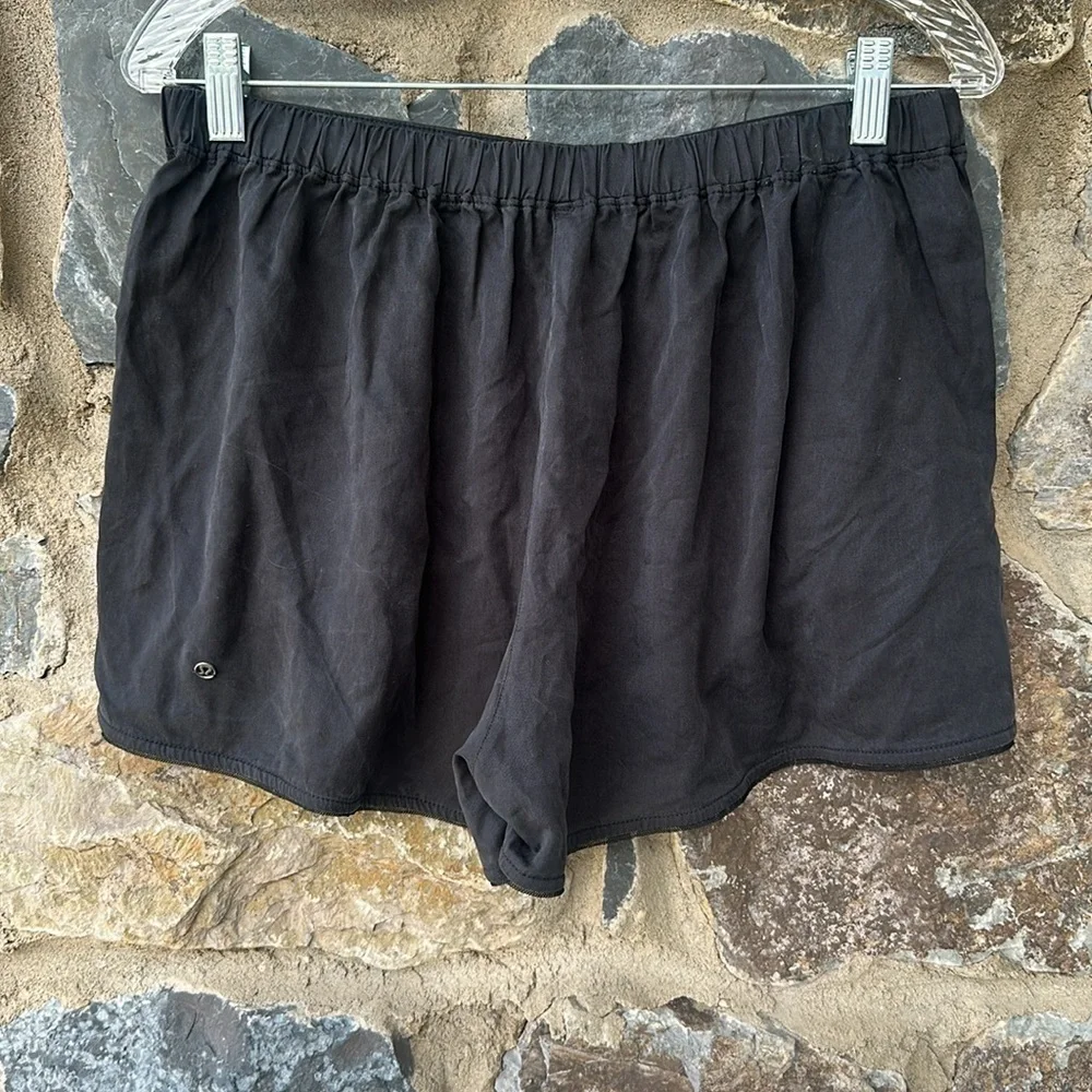 Lululemon Athletica Wake & Flow Shorts in Black Size 10
